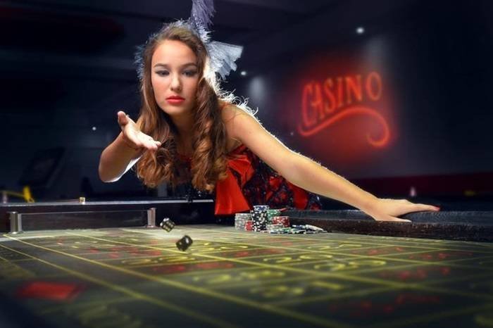 Dealer Live Casino di nami55 berinteraksi dengan pemain secara real-time